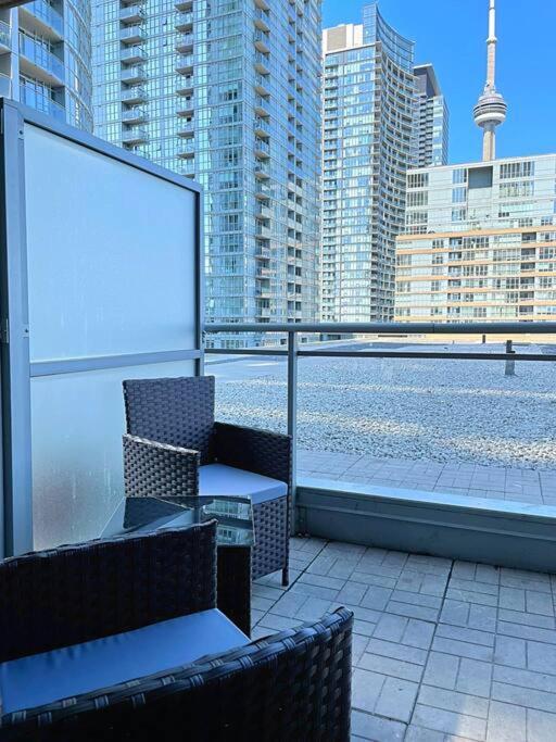 Upscale Downtown Toronto Condos By Cn Tower Exterior photo