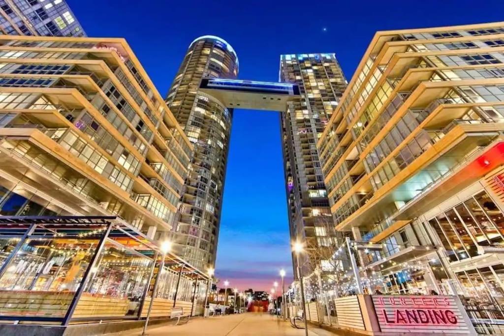 Upscale Downtown Toronto Condos By Cn Tower Exterior photo