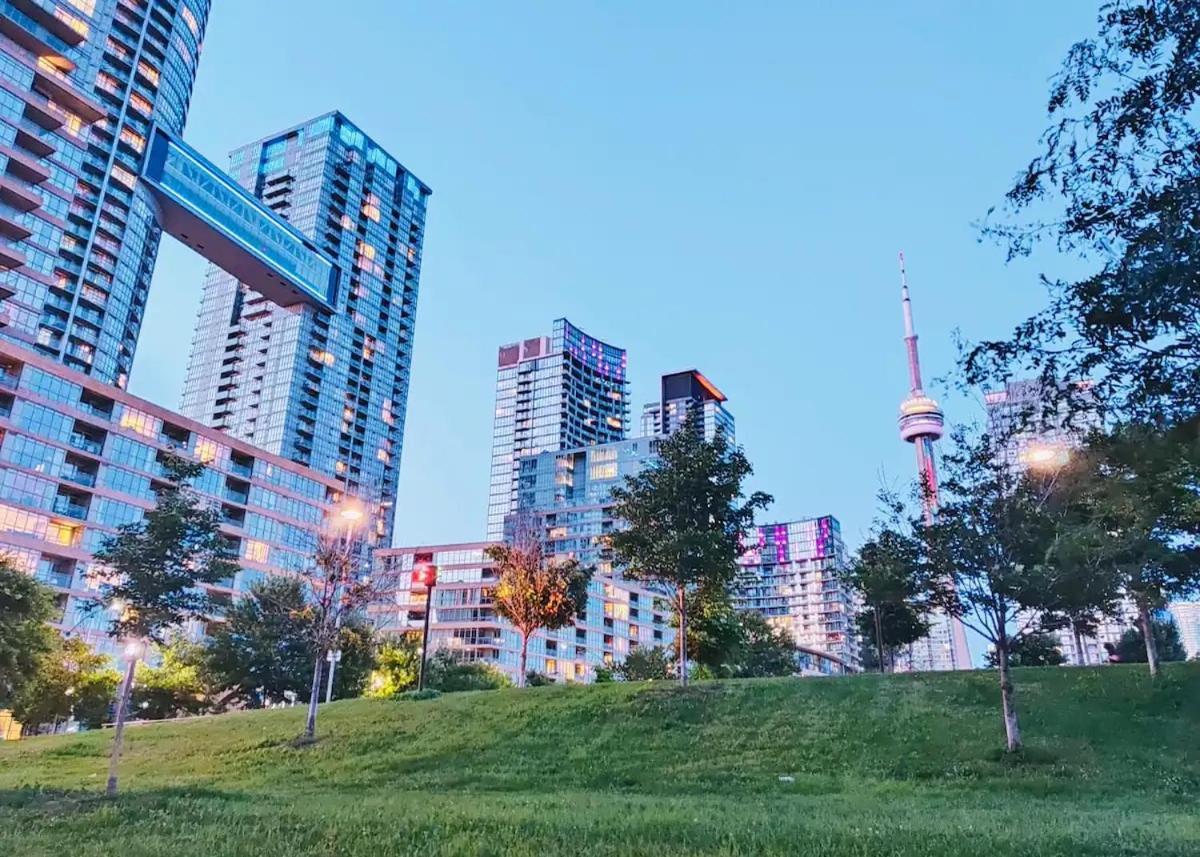 Upscale Downtown Toronto Condos By Cn Tower Exterior photo
