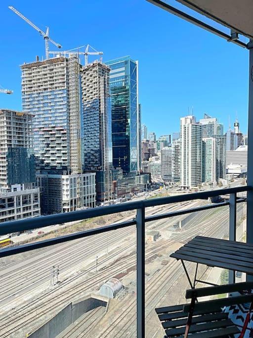 Upscale Downtown Toronto Condos By Cn Tower Exterior photo